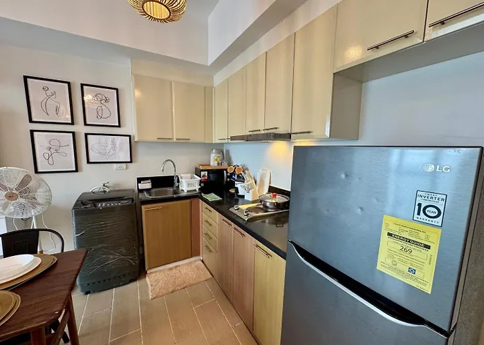Luxury Staycation | Venice W/ Balcony Near Bgc Apartment *