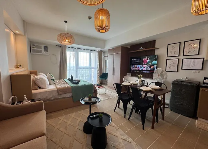 Luxury Staycation | Venice W/ Balcony Near Bgc Apartment Manila