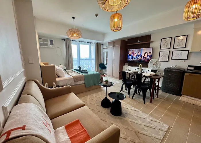 Luxury Staycation | Venice W/ Balcony Near Bgc Apartment *