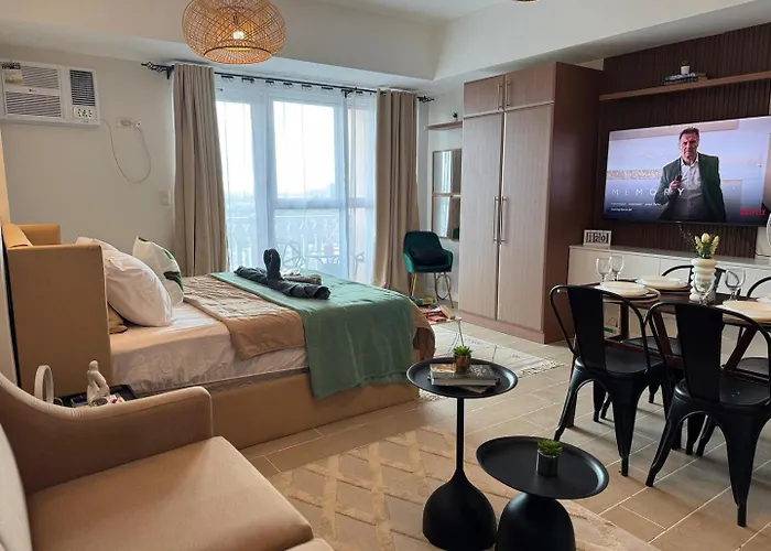 Luxury Staycation | Venice W/ Balcony Near Bgc Apartment