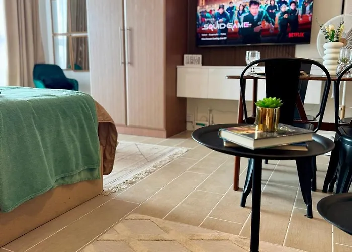 Luxury Staycation | Venice W/ Balcony Near Bgc * Manila