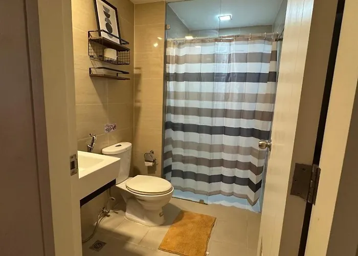 Apartment Luxury Staycation | Venice W/ Balcony Near Bgc Manila
